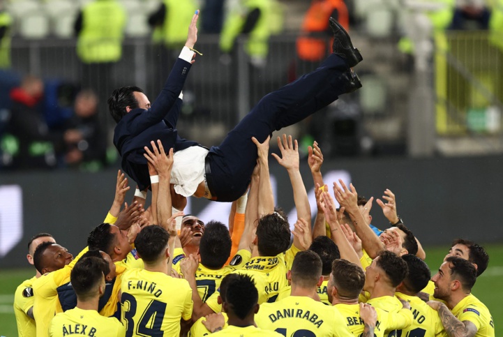 Le coach Unai Emery porté en triomphe. Le coach Unai Emery porté en triomphe.