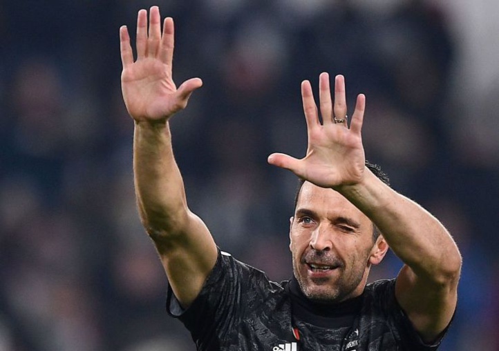 Football: Buffon va continuer sa carrière, avec un possible retour à Parme Football: Buffon va continuer sa carrière, avec un possible retour à Parme