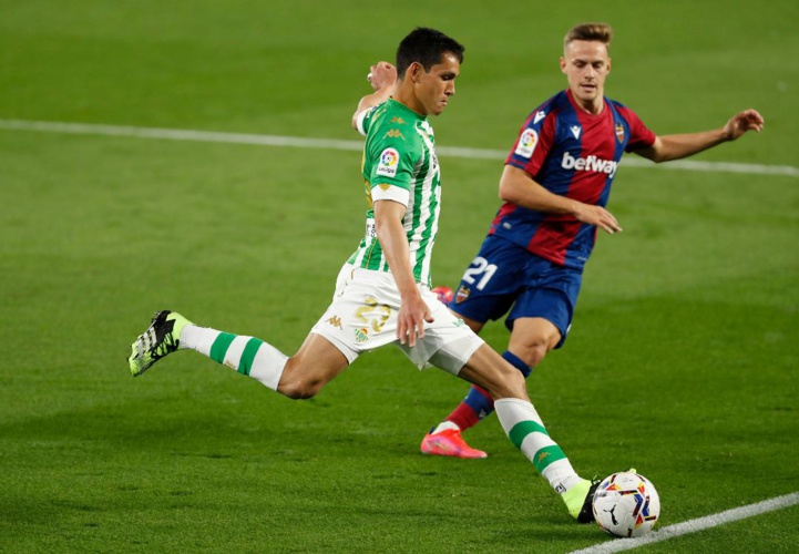 Villarreal CF : Aïssa Mandi, une recrue de poids pour le vainqueur de l’Europa League et outsider en Liga Villarreal CF : Aïssa Mandi, une recrue de poids pour le vainqueur de l’Europa League et outsider en Liga