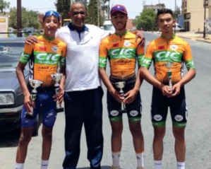 Les 3 jeunes coureurs de l’Ismaïlia avec leur président M. Aziki. Ph. Laglag