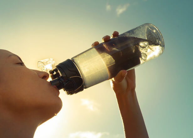 Canicule : boire de l’eau oui, mais attention à sa température