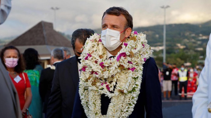 Macron recouvert de fleurs en Polynésie Macron recouvert de fleurs en Polynésie