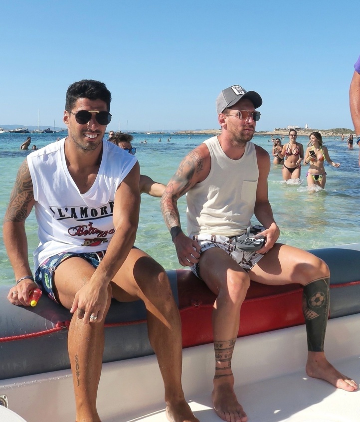 Accompagné de son copain Suarez, Messi prolonge ses vacances à Ibiza ! Accompagné de son copain Suarez, Messi prolonge ses vacances à Ibiza !