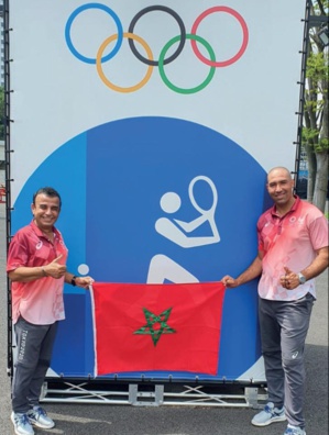 Nos deux arbitres à Tokyo, fiers de nos couleurs nationales.