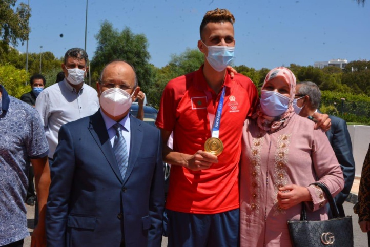 Aéroport Rabat-Salé: Accueil chaleureux du champion olympique Soufiane El Bakkali Aéroport Rabat-Salé: Accueil chaleureux du champion olympique Soufiane El Bakkali
