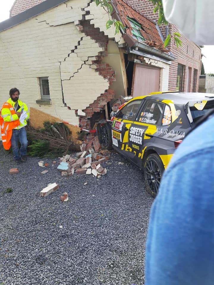 Rallye de Belgique : Une voiture s'encastre dans le garage d'une habitation