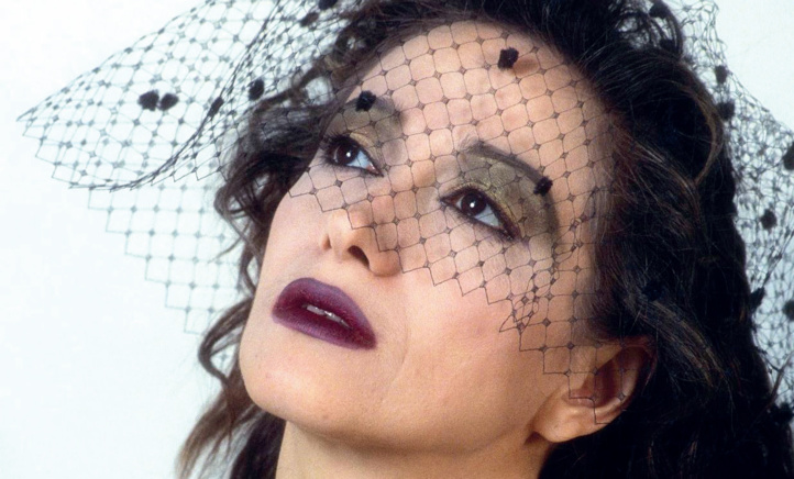 Elle s’attaque à Oum Kelthoum, Ferré et Barbara. Elle s’attaque à Oum Kelthoum, Ferré et Barbara.