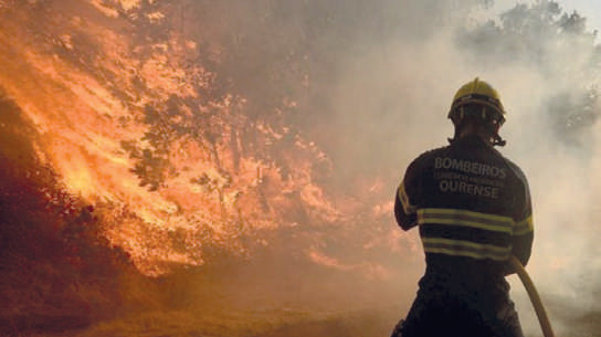 Espagne : Violent feu de forêt, un pompier tué, 2000 H dévastés