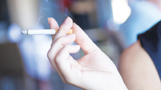 La vidéo d’une femme qui passe une cigarette à un enfant fait scandale