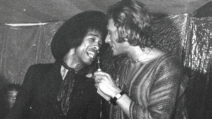 Où on voit Vigon avec Johnny : «Johnny est venu un soir me chercher dans ma loge.» Où on voit Vigon avec Johnny : «Johnny est venu un soir me chercher dans ma loge.»