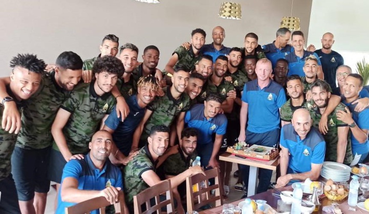 Les joueurs militaires offrent les 3 points de la victoire à leur entraineur le jour de son anniversaire.