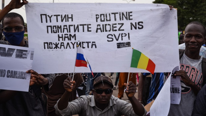 Des manifestants à Bamako, le 26 mai 2021, appellent à une intervention russe. (PH. Archives) Des manifestants à Bamako, le 26 mai 2021, appellent à une intervention russe. (PH. Archives)
