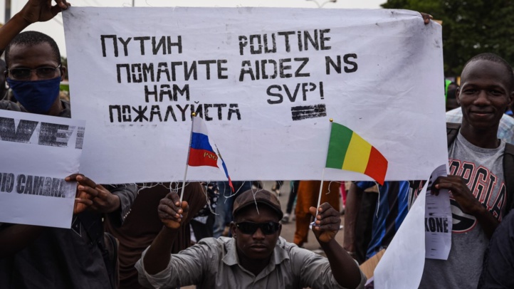 Des manifestants à Bamako, le 26 mai 2021, appellent à une intervention russe. (PH. Archives)