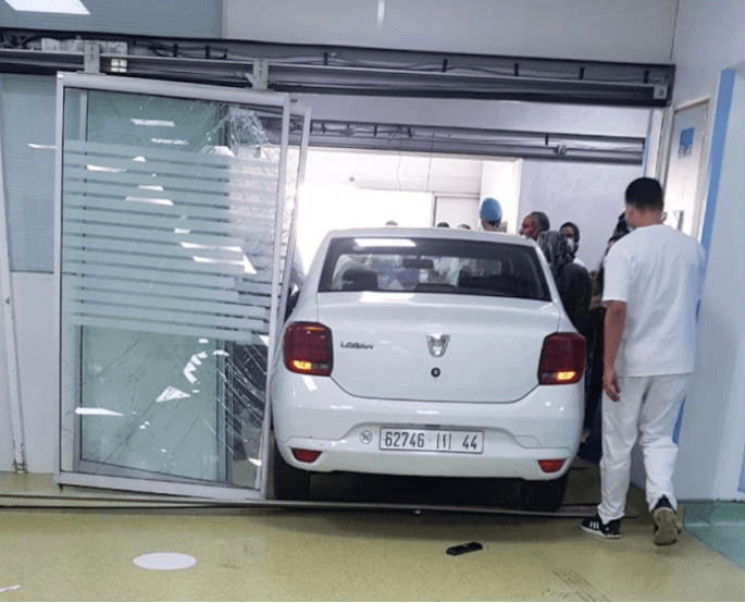 Hôpital Cheikh Zaid : Une voiture s'encastre dans le service des urgences (vidéo) Hôpital Cheikh Zaid : Une voiture s'encastre dans le service des urgences (vidéo)