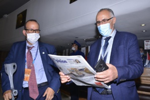 Le Président de la FRMSPSH et vice-président du Comité Paralympique Africain avec le Directeur des Sports au ministère de l'Education nationale, de l’Enseignement préscolaire et des Sports, parcourant les colonnes de notre quotidien "L'Opinion".