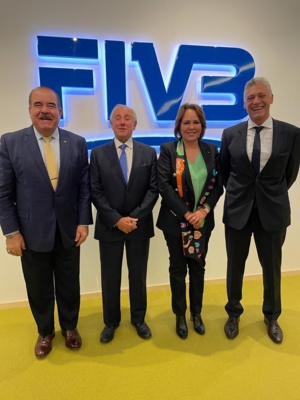 Mme  Bouchra Hajij, présidente de la Confédération africaine du volley-ball, et Ary Graça Filho, président de la Fédération internationale de volley-ball
