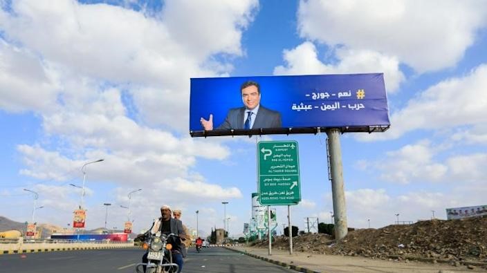 Un portrait du ministre libanais de l'Information, George Kordahi, sur un panneau d'affichage dans la capitale yéménite Sanaa, le 31 octobre 2021