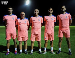 Bernard Casoni (au milieu) avec son staff. Bernard Casoni (au milieu) avec son staff.