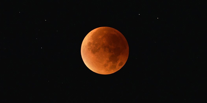 Le monde assiste à la plus longue éclipse depuis cinq siècles
