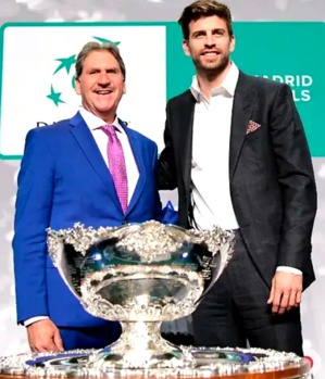 Gérard Piqué, le nouveau patron de la Coupe Davis, avec le président de l'ITF.