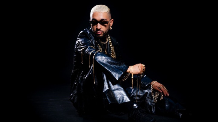 Pianiste classique au parfait look de rappeur.