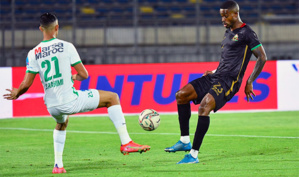 Botola : Le Raja « libéré » de son isolement, le classico FAR-RCA se joue officiellement ce dimanche Botola : Le Raja « libéré » de son isolement, le classico FAR-RCA se joue officiellement ce dimanche