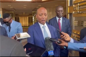 Le président de la CAF à son arrivée au Cameroun.