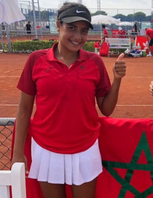 Aya est toute fière de pouvoir réaliser son rêve.