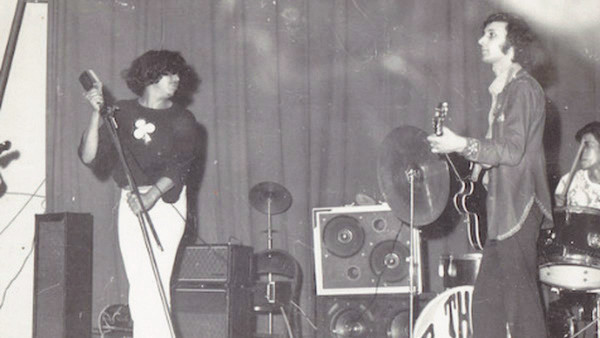 Fadoul (au chant) accompagné dans les années 1970 par son groupe The Privilege. Fadoul (au chant) accompagné dans les années 1970 par son groupe The Privilege.