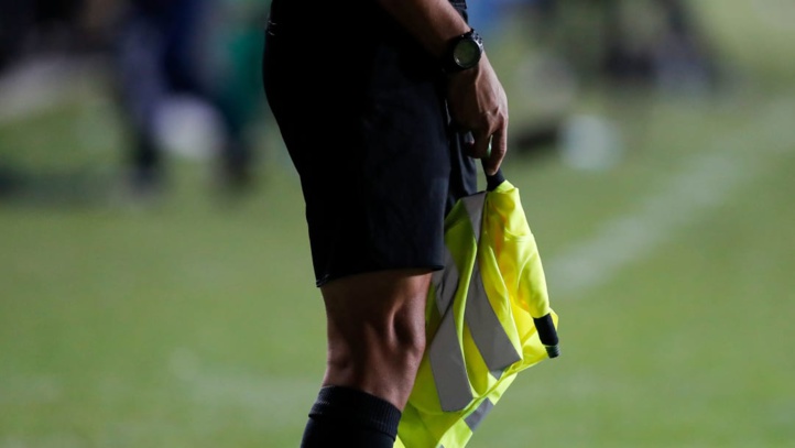 Arbitrage- Tournoi qualificatif au Mondial2022- Amérique du Sud : Deux arbitres assistants suspendus 4 mois pour avoir oublié leurs drapeaux et utilisé des gilets jaunes à la place ! Arbitrage- Tournoi qualificatif au Mondial2022- Amérique du Sud : Deux arbitres assistants suspendus 4 mois pour avoir oublié leurs drapeaux et utilisé des gilets jaunes à la place !