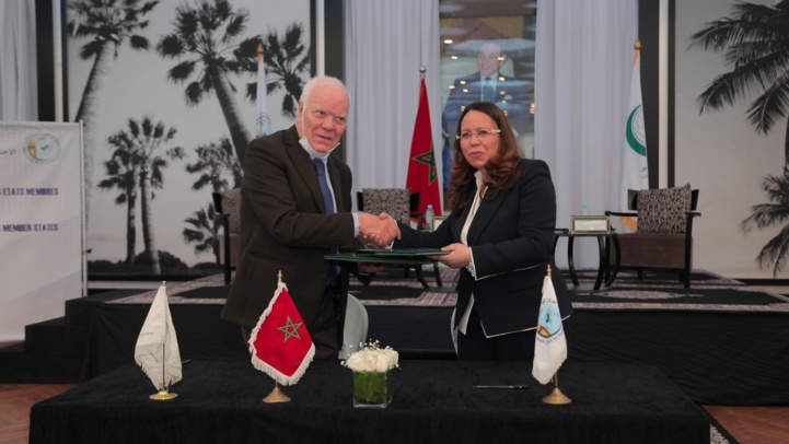 Signature d’une convention de partenariat entre le president de l’ASMEX, Hassan Sentissi El Idrissi, et la DG du CIDC, Latifa El Bouabdellaoui.