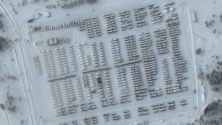 Vue satellite montrant des troupes russes au sol. / Ph : AFP
