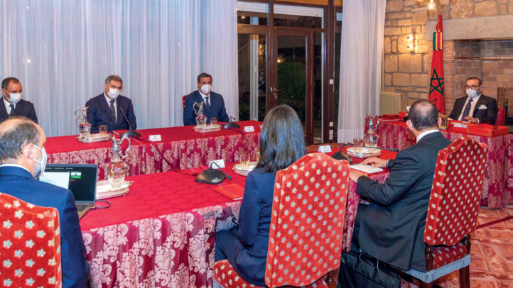 SM le Roi présidant la séance de travail consacrée à la nouvelle charte de l’investissement. SM le Roi présidant la séance de travail consacrée à la nouvelle charte de l’investissement.