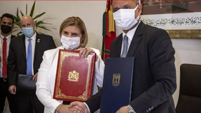 Le ministre marocain de l'Industrie et du Commerce Ryad Mezzour serre la main de la ministre israélienne de l'Economie Orna Barbivai après la signature d'un accord commercial entre les deux pays à Rabat, le 21 février 2022. Crédit: Fadel Senna / AFP