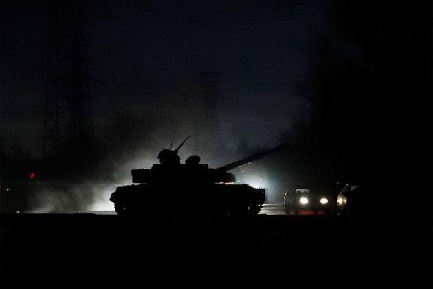 Crise ukrainienne : Poutine pousse ses chars dans le Donbass pour "maintenir la paix"