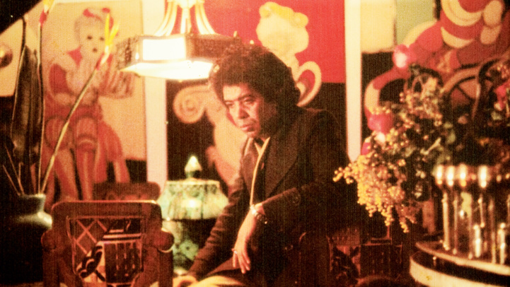 Tallal dans son «antre» casablancais dans les années 19701970. . Photo prise par son ami le peintre Saad Hassani.