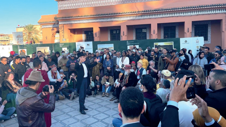 En look d’un gentleman britannique, le représentant de Londres au Maroc anime une Halqa à Jamaa El Fna. En look d’un gentleman britannique, le représentant de Londres au Maroc anime une Halqa à Jamaa El Fna.