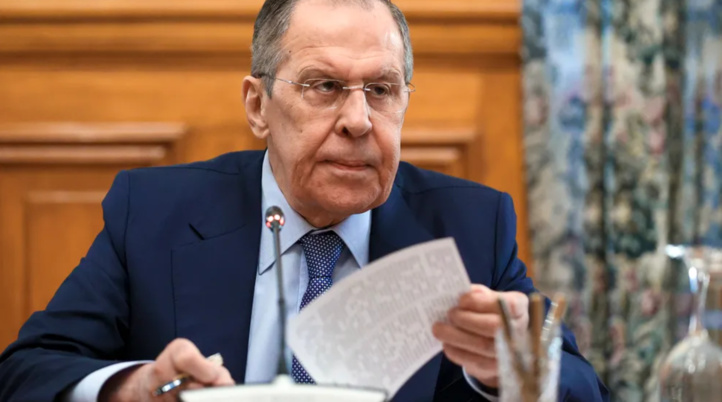 Le ministre russe des Affaires étrangères Sergueï Lavrov lors d'une réunion avec les hauts émissaires des régions séparatistes de l'est de l'Ukraine, à Moscou, en Russie, le 25 février 2022.