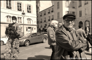 Paris. Mai 2021. Mustapha Saha au théâtre de l’Odéon occupé,   cerné par les soldats.