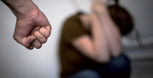 Violences faites aux femmes : les médias invités à redoubler d'efforts