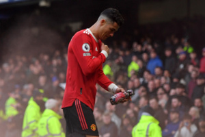Premier League: Ronaldo s'excuse pour avoir tapé de la main le téléphone d'un supporteur Premier League: Ronaldo s'excuse pour avoir tapé de la main le téléphone d'un supporteur
