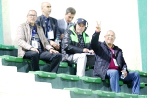 Journalistes dans les tribunes loin de leur place de travail.