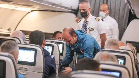 Raja-Ahly : Le médecin du club égyptien porte assistance à une passagère marocaine en plein vol! Raja-Ahly : Le médecin du club égyptien porte assistance à une passagère marocaine en plein vol!