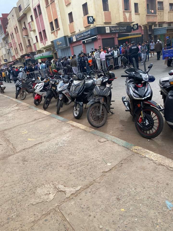 Complexe sportif Mohammed V : Pas de billets électroniques, énormes bousculades et des billets rapidement écoulés ce matin ! Complexe sportif Mohammed V : Pas de billets électroniques, énormes bousculades et des billets rapidement écoulés ce matin !