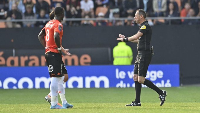 Arbitrage- Expérience : Bientôt, l’arbitre central équipé d’un micro comme en rugby! Arbitrage- Expérience : Bientôt, l’arbitre central équipé d’un micro comme en rugby!