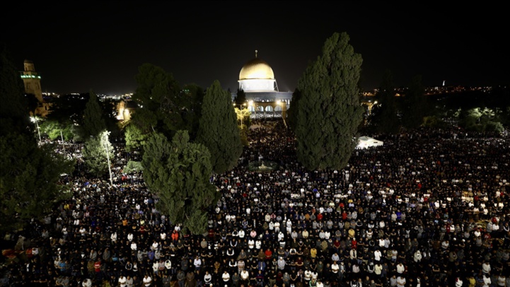 Palestine : Les Palestiniens bravent les entraves et célèbrent la Nuit du Destin à Al-Aqsa
