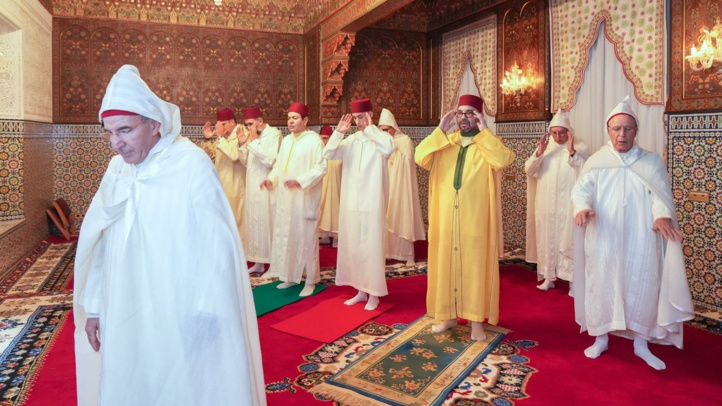 SM le Roi accomplit la prière de l'Aïd Al-Fitr