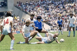 Enchères: Un maillot de légende de Maradona, vendu plus de 9 millions de dollars, pulvérise les records
