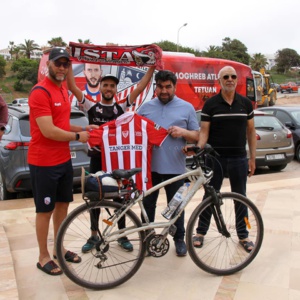 Accueil du supporter tétouanais Ilyass qui a effectué le déplacement Tétouan-Agadir par bicyclette. Accueil du supporter tétouanais Ilyass qui a effectué le déplacement Tétouan-Agadir par bicyclette.