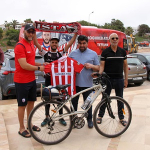 Accueil du supporter tétouanais  Ilyass qui a effectué le déplacement Tétouan-Agadir par bicyclette.